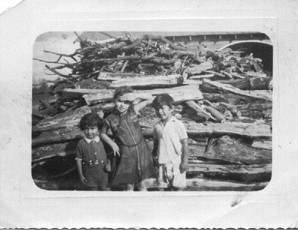 Felipa and Sanchez kids 1938.jpg (50362 bytes)