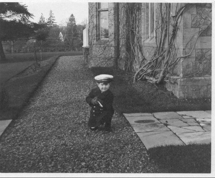 Paul Gleadell 1914 sailor suit.jpg (75687 bytes)