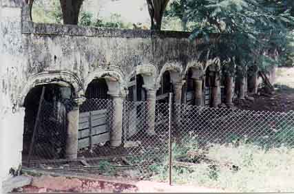 STABLES.JPG (30491 bytes)