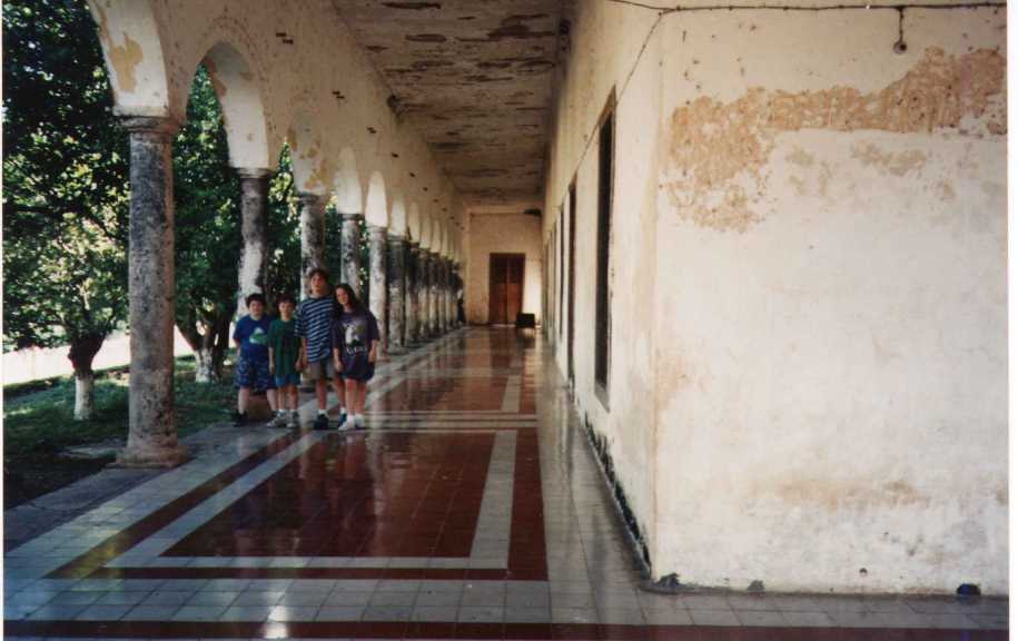 sidewalk.JPG (49062 bytes)